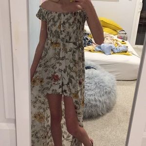 Long dress with floral printing.